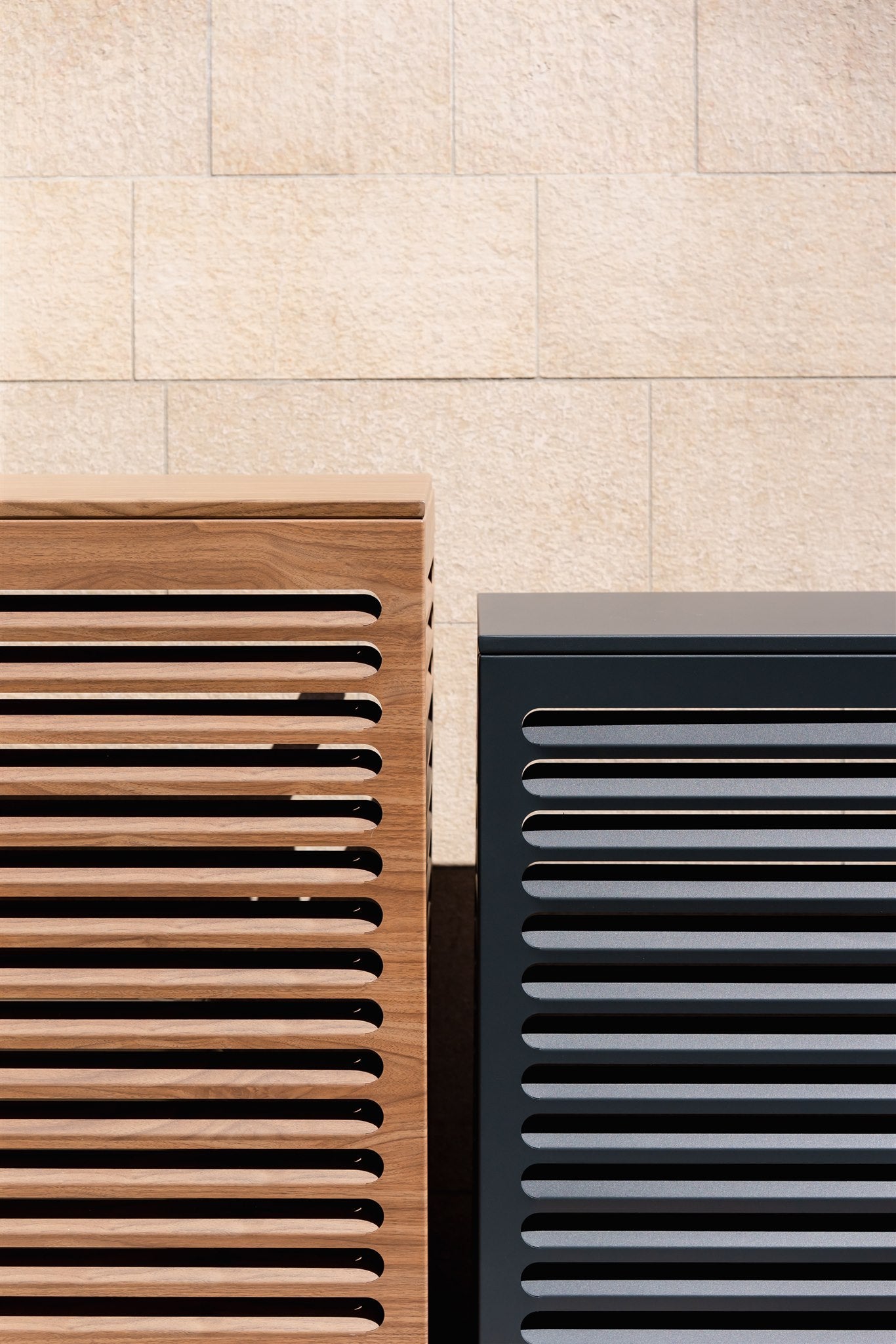 Caches clim Cabanaclim bois et anthracite côte à côte, zoom sur persiennes design contre mur beige.