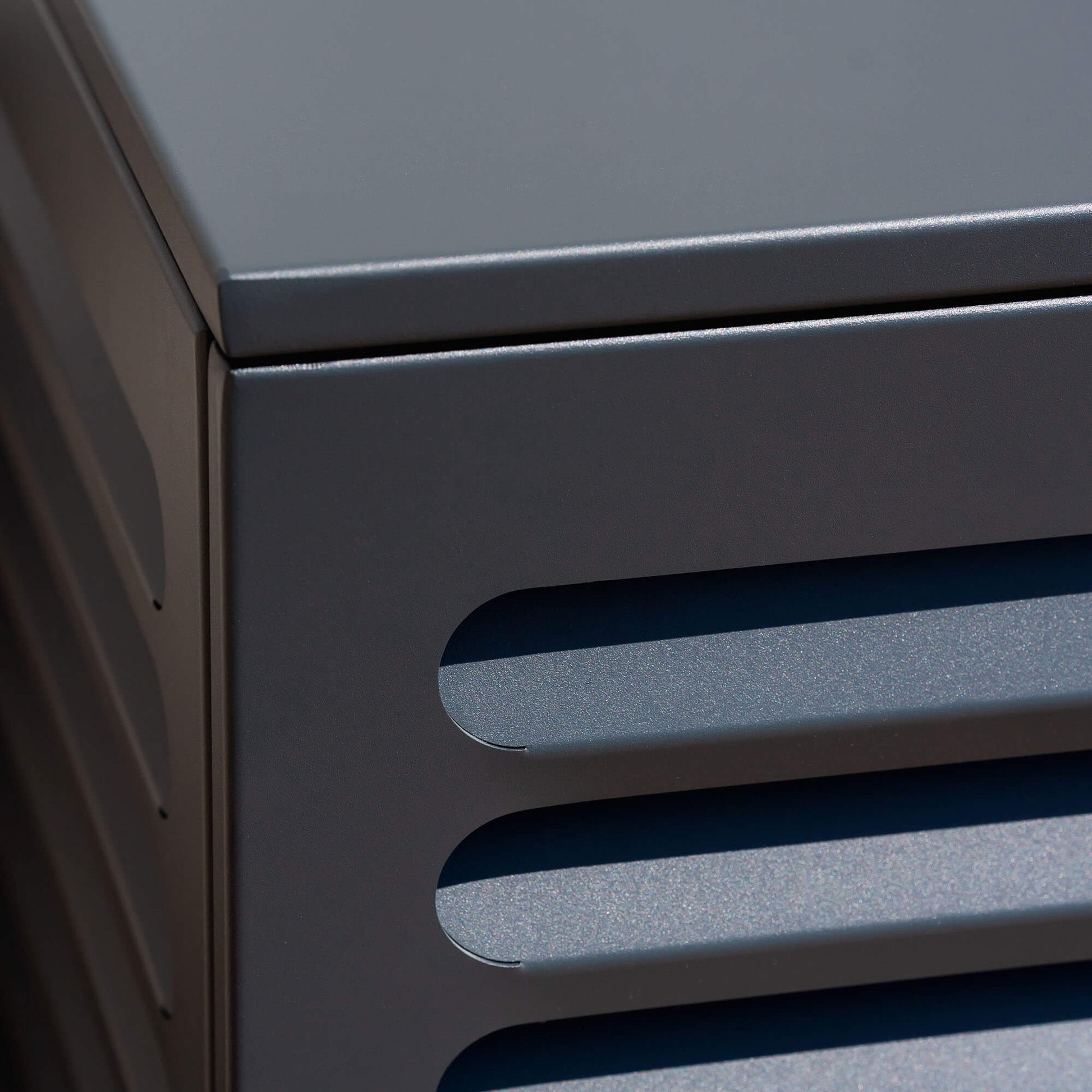 Modèle cache clim gris anthracite (ral 7016) – vue : vue d’angle zoomée. Structure ventilée et design, idéale pour sublimer une façade ou un jardin. Un choix esthétique et pratique.