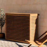 Cache clim bois exotique – taille XL, installé avec soin – vue de face avec déco. Finition en aluminium haut de gamme, conçue pour habiller votre clim ou pompe à chaleur avec style. Un cache clim design pensé pour durer.